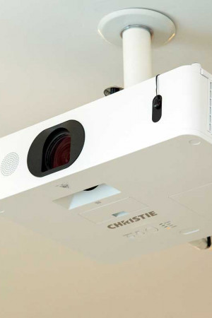 O projetor reproduz imagens com alto brilho e contraste, mesmo com a sala iluminada