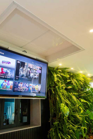O destaque da varanda é este TV de teto (55”), com suporte motorizado do tipo flap