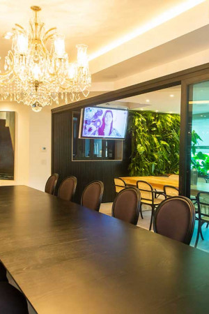 O TV da varanda também atende a sala de almoço, separada por portas de vidro