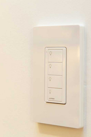 Um dos vários keypads do apartamento, que funcionam com bateria, dispensando </br>instalação elétrica