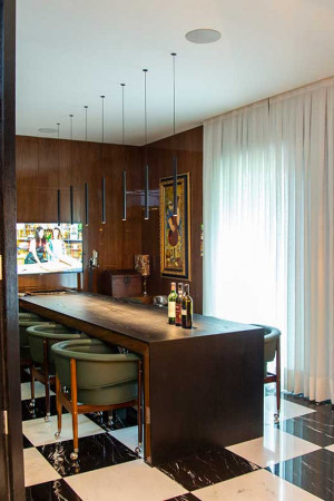 Detalhe da adega, também com TV de 55” e som ambiente