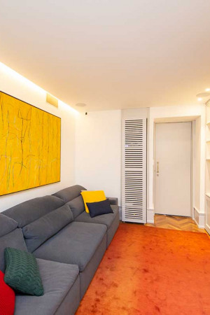 Com TV de 75” e caixas no teto, o home theater 5.1 canais foi instalado em uma sala exclusiva de 25m2