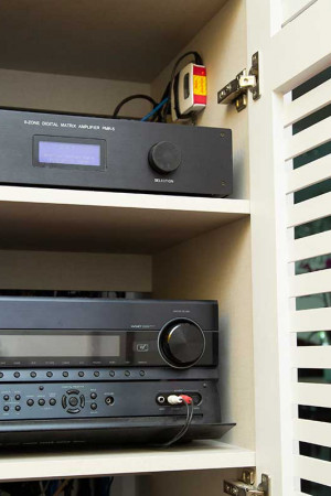 O móvel ventilado abriga os eletrônicos, como receiver e amplificador multiroom