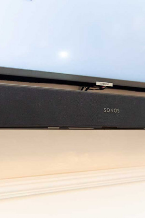 A soundbar Wi-Fi da suíte melhora o som da TV e envia música para caixas em outros cômodos