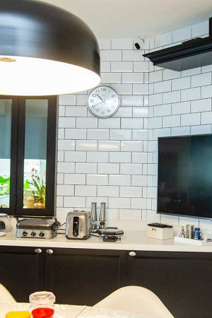 Na cozinha, a TV de 50” foi montada com suporte de parede