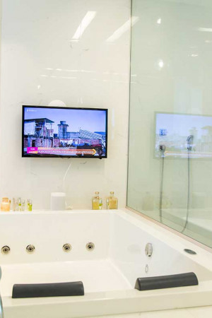 Enquanto relaxa na banheira, o casal de moradores pode ver TV e ouvir música numa caixinha Wi-Fi