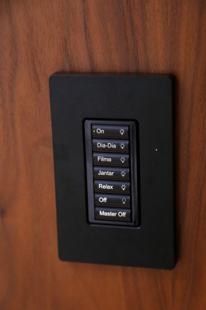 Pelo keypad, é possível acionar várias cenas de iluminação, que mudam as luzes de acordo com a ocasião.