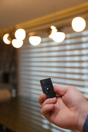 Este pequeno controle remoto simplifica o comando das luzes e das cortinas motorizadas