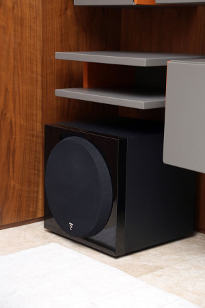 O móvel principal foi projetado com este vão na medida certa para manter o subwoofer high-end sobre o piso
