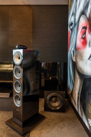 Ao lado do subwoofer, a caixa torre com tweeter
separado na parte superior evita ressonâncias.