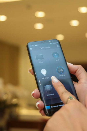 Pelo celular, a família pode acionar luzes, ar-condicionado, alarmes e câmeras de segurança