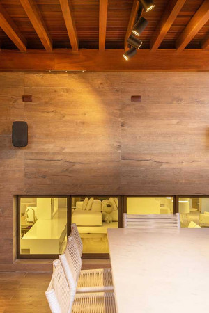 Caixas que resistem à água e ao sol foram
instaladas na área gourmet, junto à piscina.