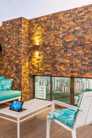 Pelo celular ou tablet, os moradores escolhem o
que querem ouvir e controlam a automação de </br>todo o
apartamento.