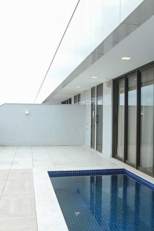 A piscina recebeu caixas acústicas especiais, que resistem às variações de tempo