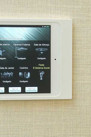 Tablets como este foram fixados nas salas de estar e jantar, integrando-se ao sistema de automação.