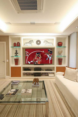 Este ambiente, isolado dos demais, serve como segundo home theater da família.