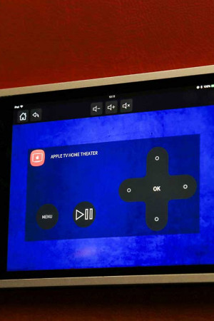 Pelo tablet, que ganhou um suporte sob medida, a família comanda as funções da automação.