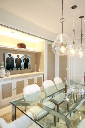 A sala de jantar oferece som ambiente, TV de 65” e luzes programáveis</br>para diferentes ocasiões.