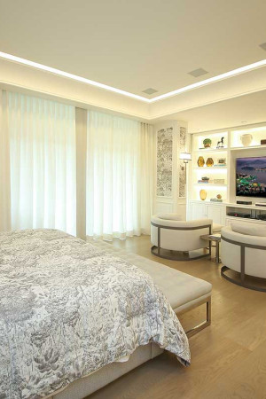 Na suíte master fica o terceiro home theater, com caixas de teto, TV de 75” </br>e iluminação indireta.