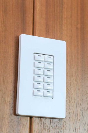 Com 14 keypads como este, o morador pode acionar cenas de automação, acionando luzes e cortinas para diversas ocasiões.