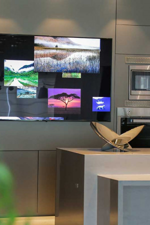 Ao lado do living fica o espaço gourmet, com TV de 75”</br> e som ambiente.