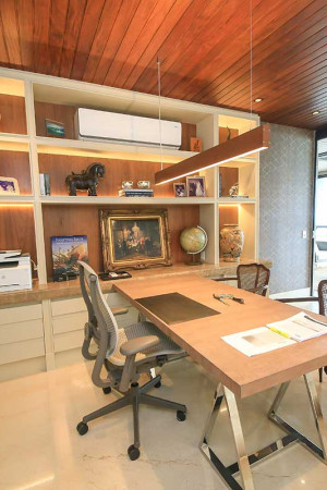 No escritório, a caixa acústica em formato redondo e com pés de madeira valoriza </br>o visual do ambiente.