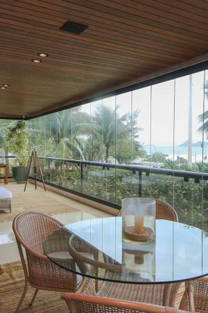 Ao todo, foram instaladas 18 caixas de som ambiente, que podem ser vistas, por exemplo, na varanda com vista da praia.