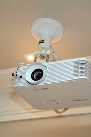 O projetor foi instalado a cerca de 3m da tela de 100”, com boa visualização.