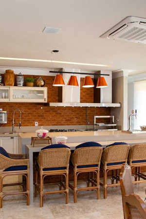 A varanda gourmet foi sonorizada com quatro caixas de teto, alimentadas por um amplificador multiroom.