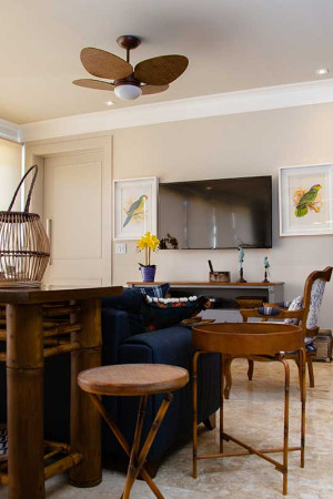 Na parede do living, uma TV de 60 polegadas é usada pela família no dia a dia.