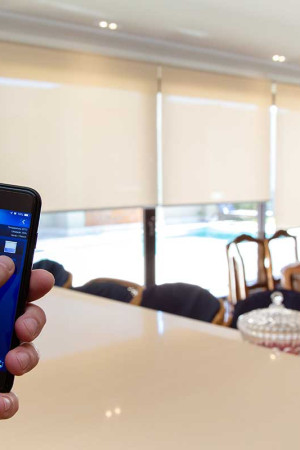 Basta um toque no smartphone para abrir ou fechar as cortinas, a qualquer hora do dia e da noite.