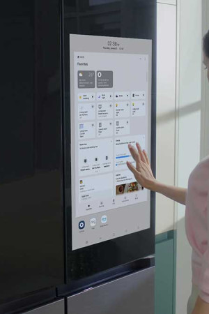 Modelo opera a tela OLED de um refrigerador Samsung, da linha Bespoke, ainda não lançada no Brasil.