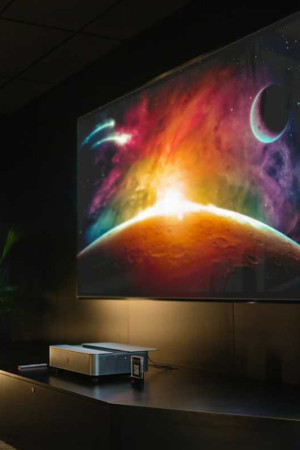 Em parceria com a célebre fabricante de lentes Leica, a chinesa Hisense desenvolveu uma TV laser de 150”.