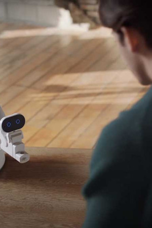 Robô Huenit, da fabricante Supernova, executa multifunções.