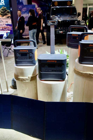 Maior fabricante de painéis solares dos EUA, a Jackery levou à CES sua nova linha de geradores portáteis.