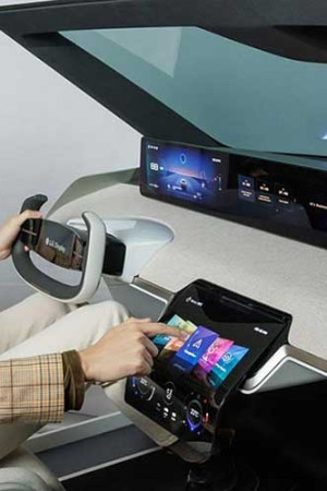 Réplica de uma cabine de automóvel com painel para demonstrar a tecnologia P-OLED (plástico flexível), da LG”.