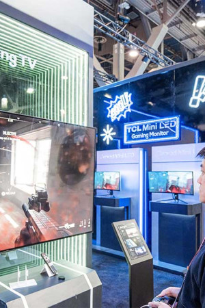 Visitante testa um dos monitores gamer da chinesa TCL