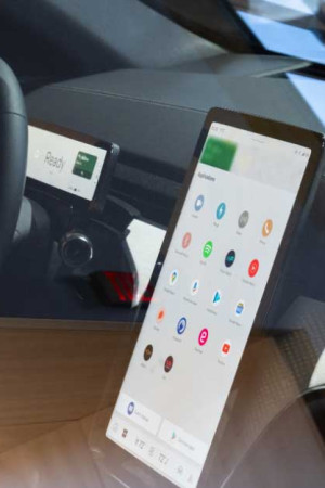 Detalhe do painel Android Auto, da Google, para carros de luxo.