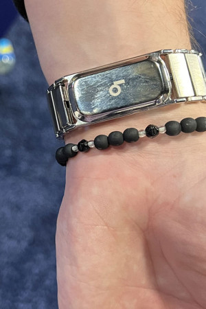 A pulseira BHeart, da fabricante francesa Baracoda, possui “bateria infinita”, que recarrega no próprio corpo do usuário.