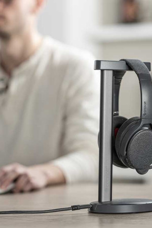 A fabricante Onanoff, de Hong Kong, mostrou este headset que já vem com base para recarregar a energia.