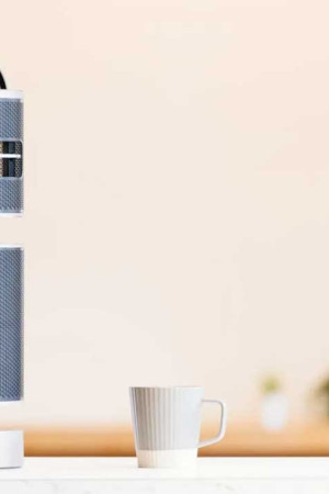 Caixa acústica sem fio da americana SoundMatters, com oito falantes alinhados na vertical.