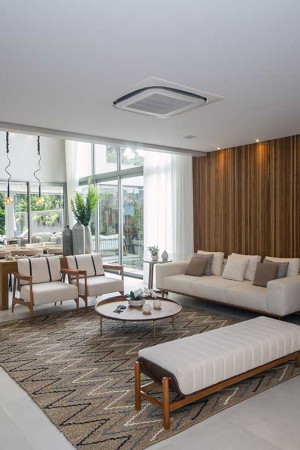 No living com som ambiente, o destaque é o elevador que conduz às suítes no andar superior.