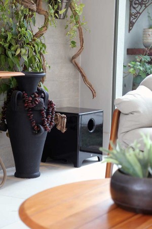 O subwoofer com acabamento em laca brilhante deixa o som mais encorpado na área de lazer