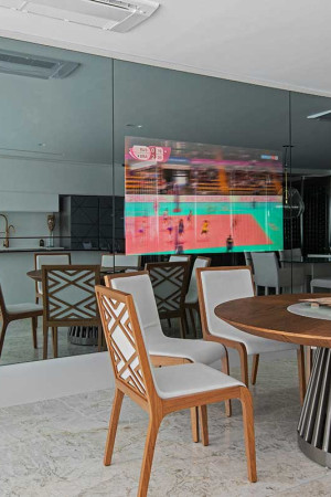 A TV da varanda gourmet foi embutida no espelho: uma película especial permite ver as imagens</br>com nitidez.