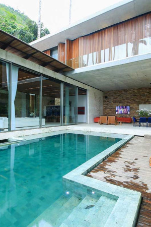 Da piscina, a família consegue ver o TV de 82”, instalado no</br>espaço gourmet