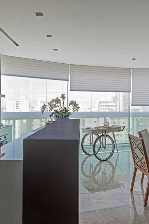 A luminosidade na varanda é controlada com persianas elétricas acionadas pela automação.