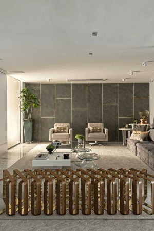 Com tela e projetor ocultos no teto de gesso, o ambiente ganha outra personalidade, reforçada pela obra de arte na parede