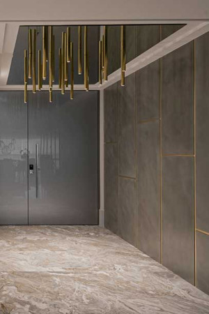 Aqui, o hall do apartamento, com painel de automação na parede e fechadura eletrônica.