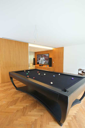 Com tela de 119”, o home theater de 35m2 fica ao lado da sala de jogos, no segundo andar da casa