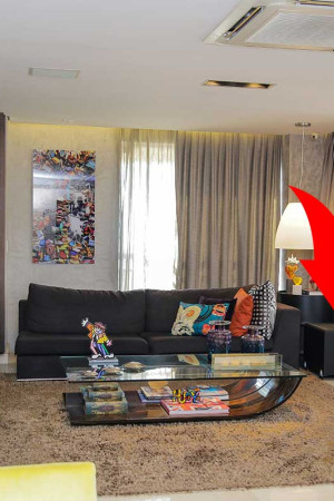 No fundo da sala, o subwoofer reforça a reprodução dos sons graves</br>na área social.